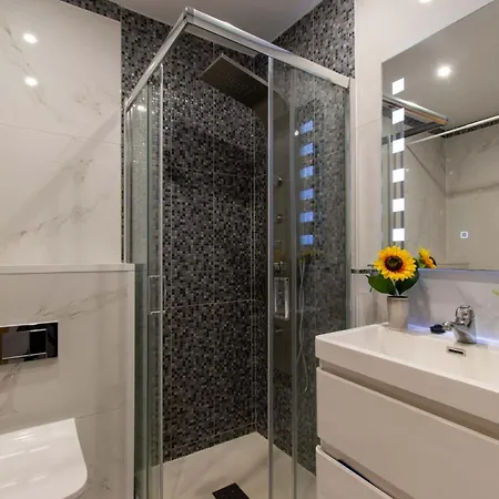 Santa Maria 105 - Two Bed With Sea Views Apartment *