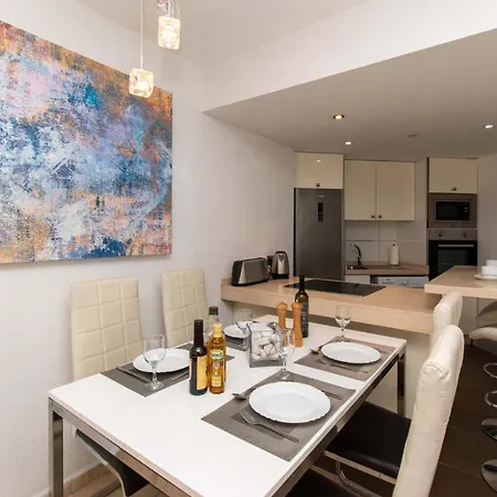 Santa Maria 105 - Two Bed With Sea Views Apartment *